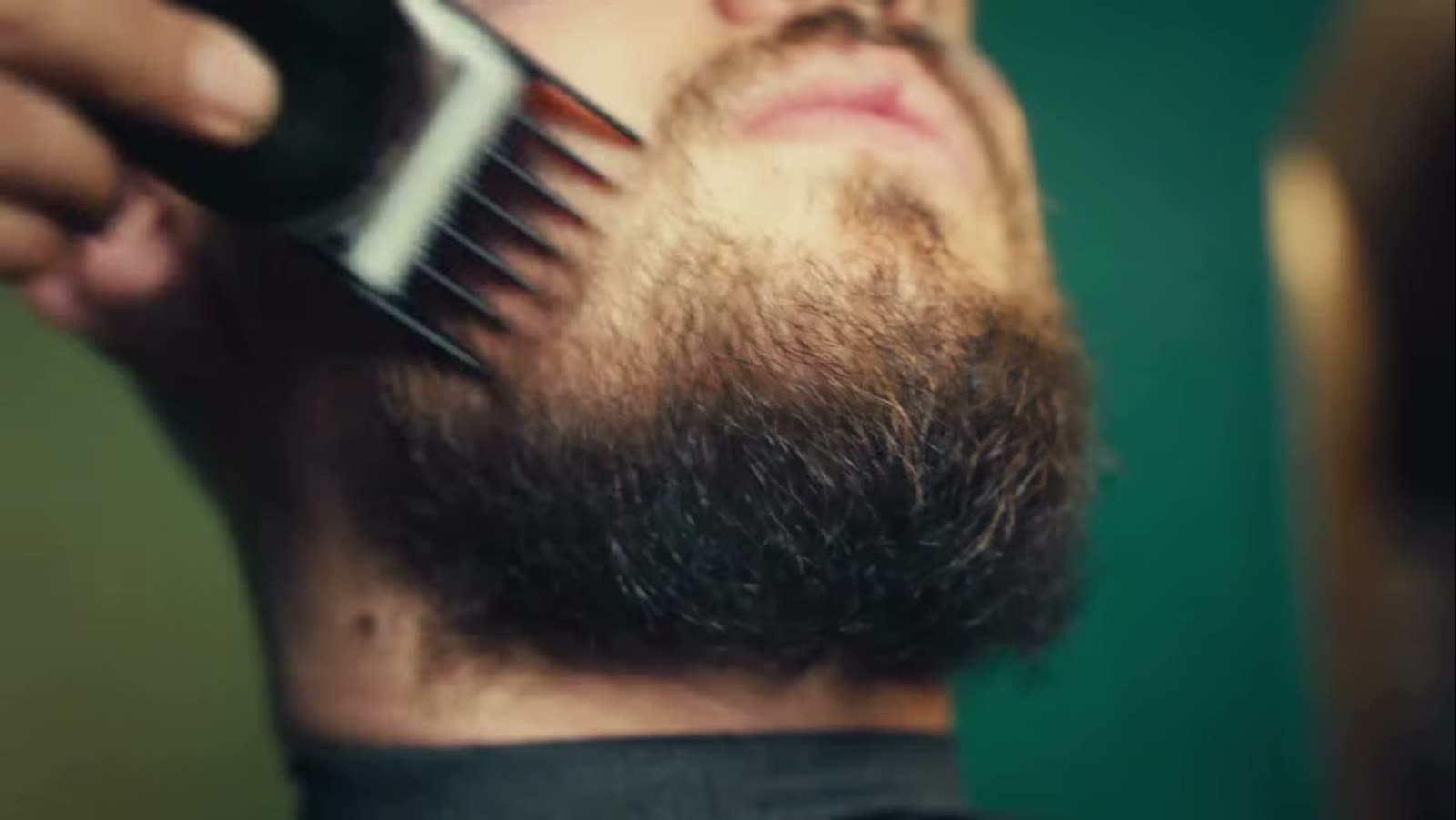 Arreglo de barba con máquina
