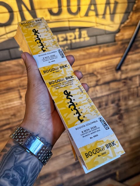 Boletas físicas del concierto en la mano, dentro de la barbería