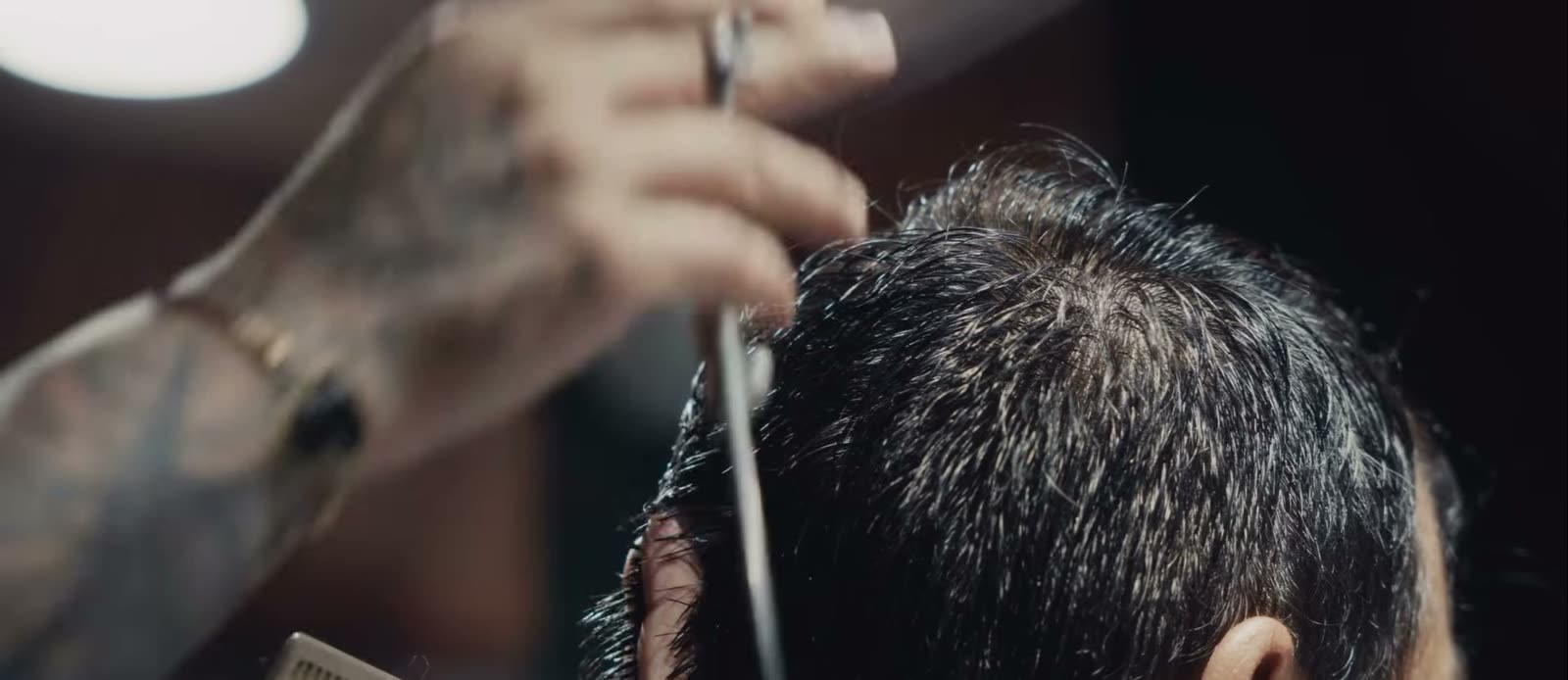 Tijera y peine trabajando el cabello