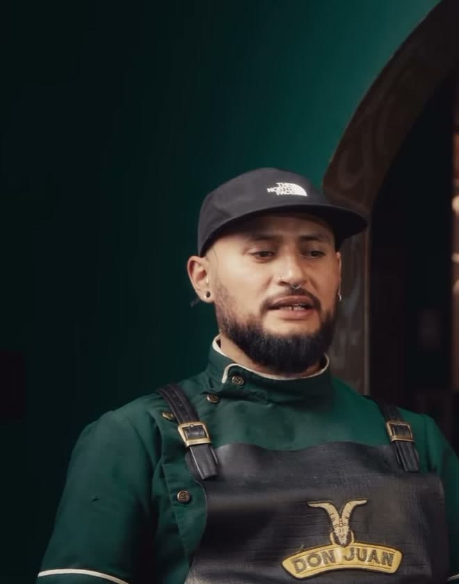 Barbero de la casa con delantal de Don Juan