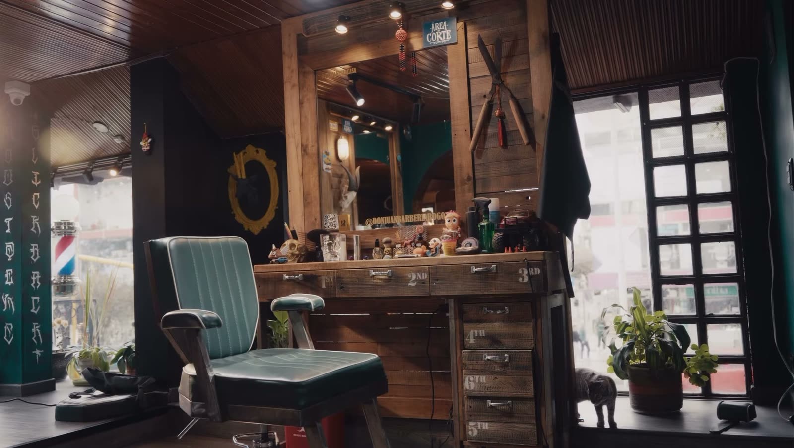 La silla de barbero clásica frente al mueble de madera de Don Juan