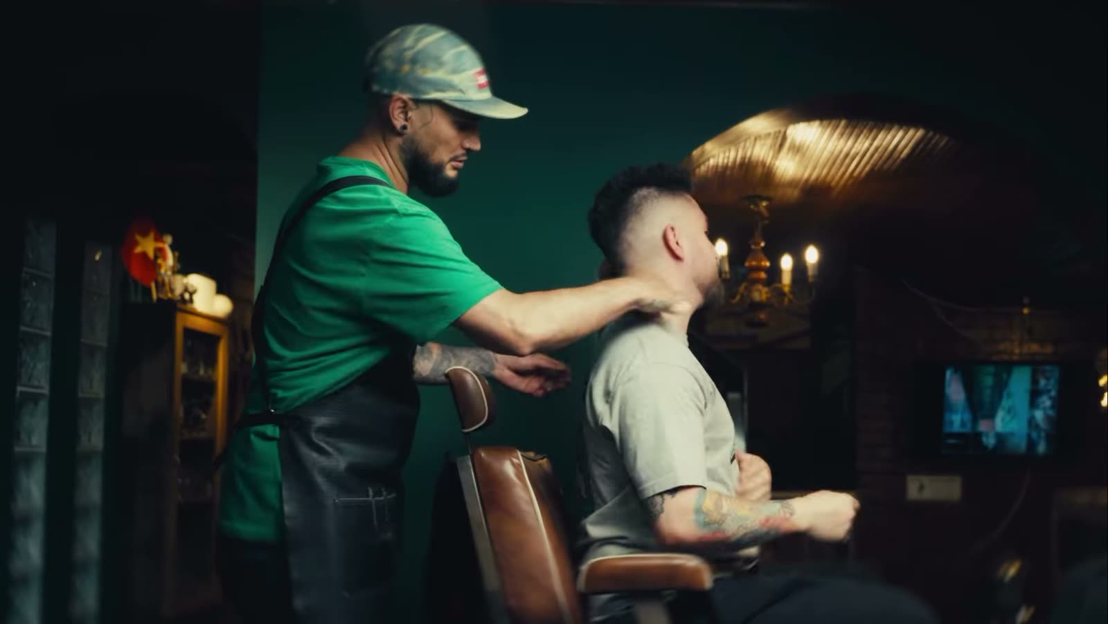 Barbero terminando un servicio en la casa